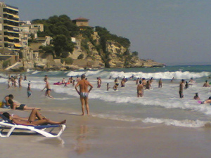 Wellen am Strand von Cala Major.