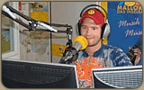 Im Studio von Mallorca 95.8 Das Inselradio mit Blick auf den Moderator.