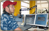 Im Studio von Mallorca 95.8 Das Inselradio mit Blick auf das RCS System mit Selector, Cardplayer und Rednet-Computer.