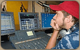 Im Studio von Mallorca 95.8 Das Inselradio mit Blick auf den Cardplayer und den persönlichen Bildschrim.